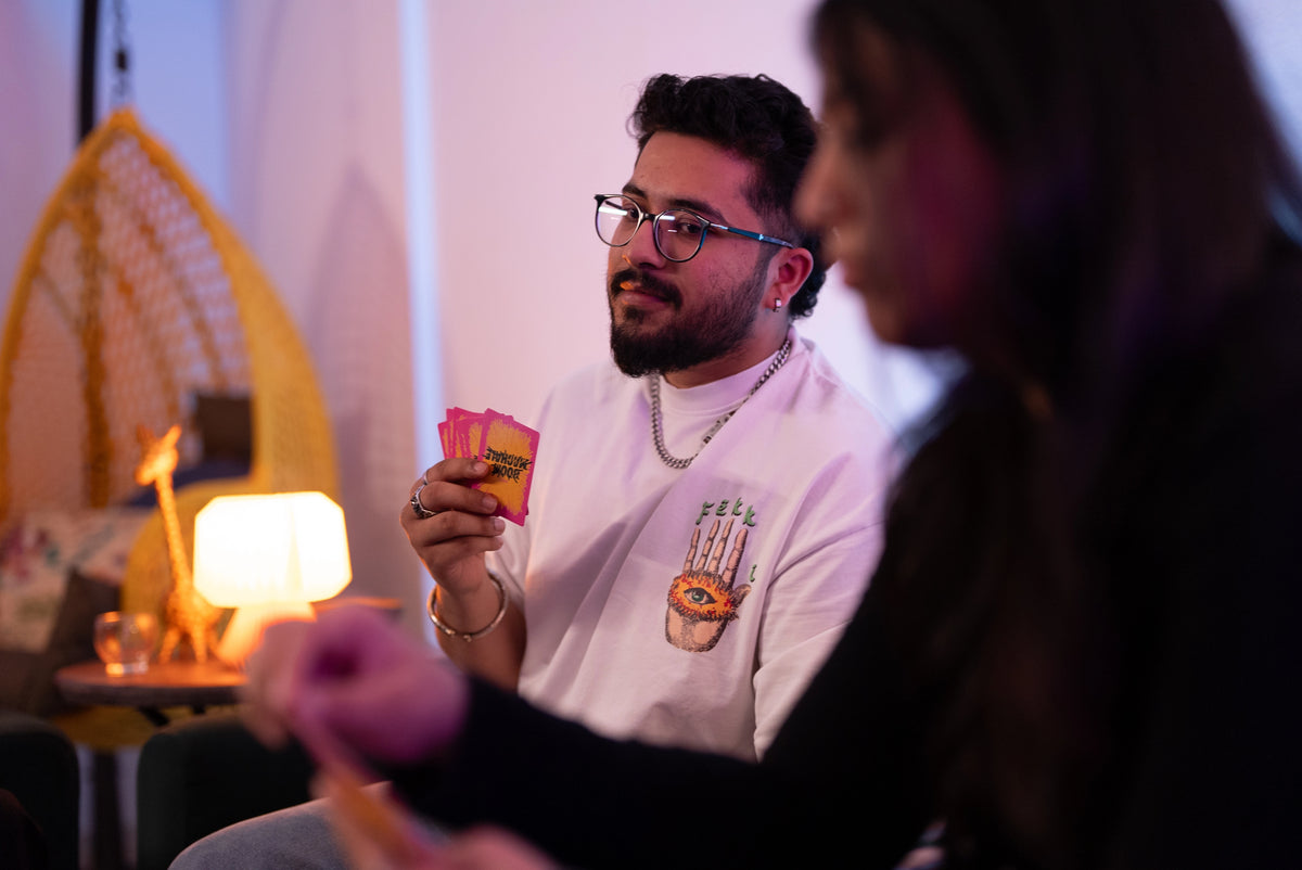 Player peeking at cards during a Boom Machale round